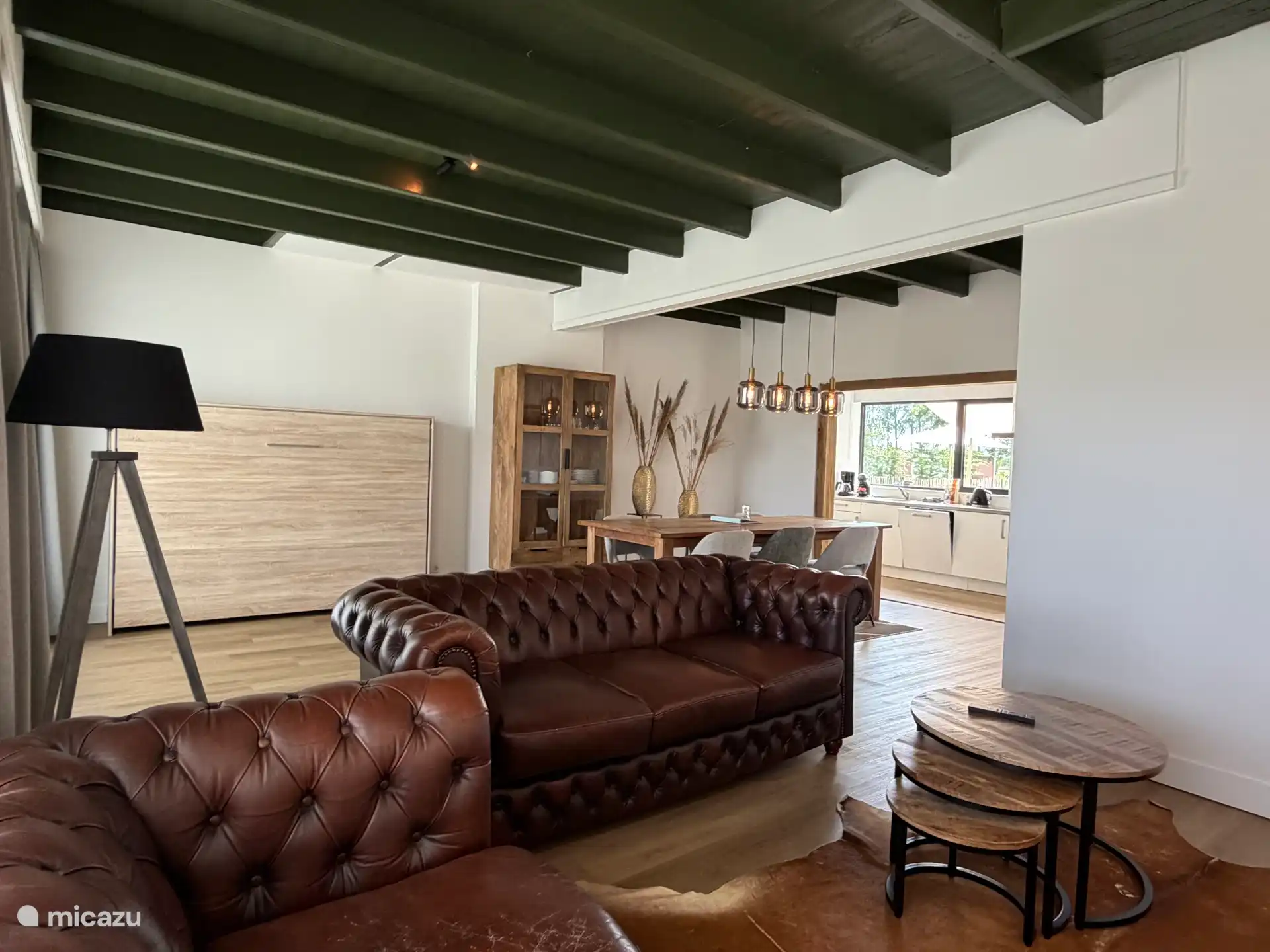 Salón con sofás chesterfield, televisor de pantalla plana, comedor. Cama plegable para 2 personas