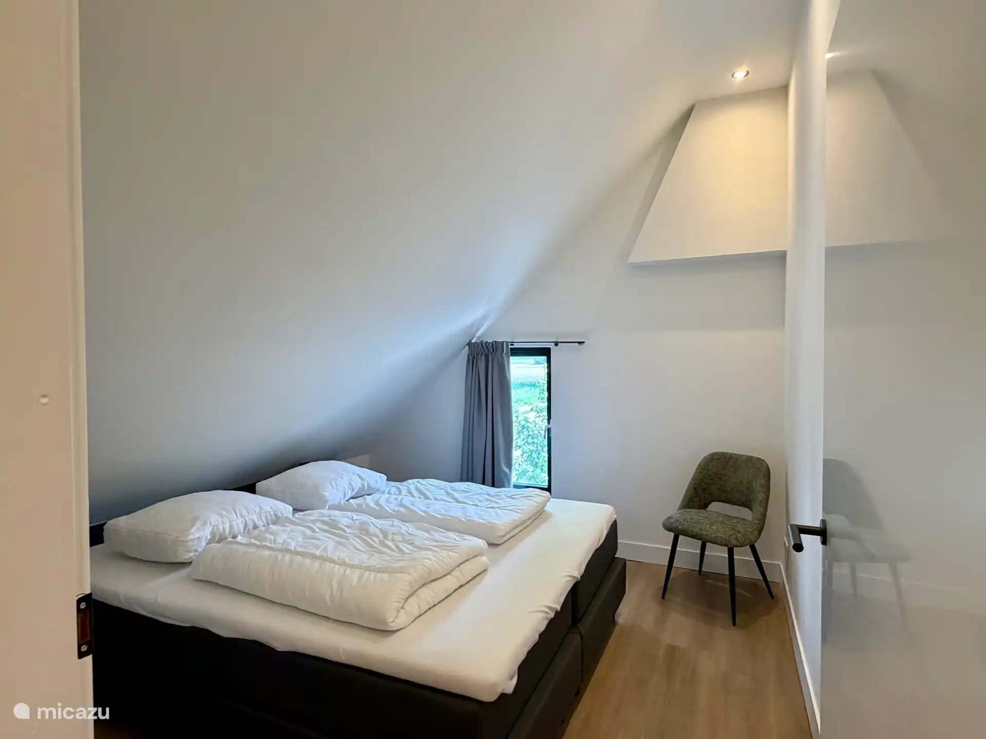Dormitorio 1 en la planta superior con cama doble de somier 