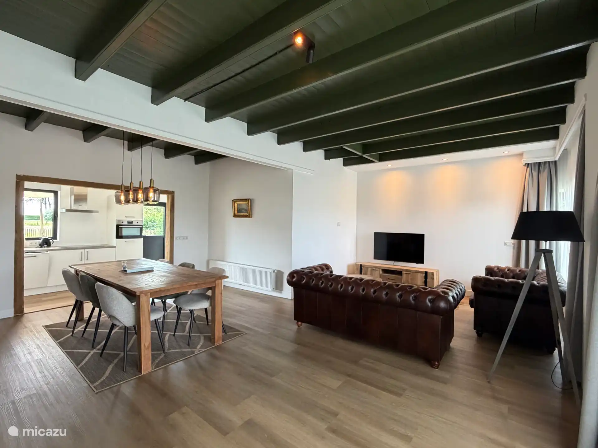 Salón con comedor y zona de estar