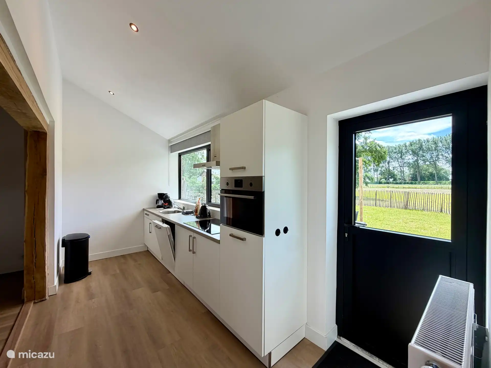 Cocina con vistas panorámicas al jardín y al pólder