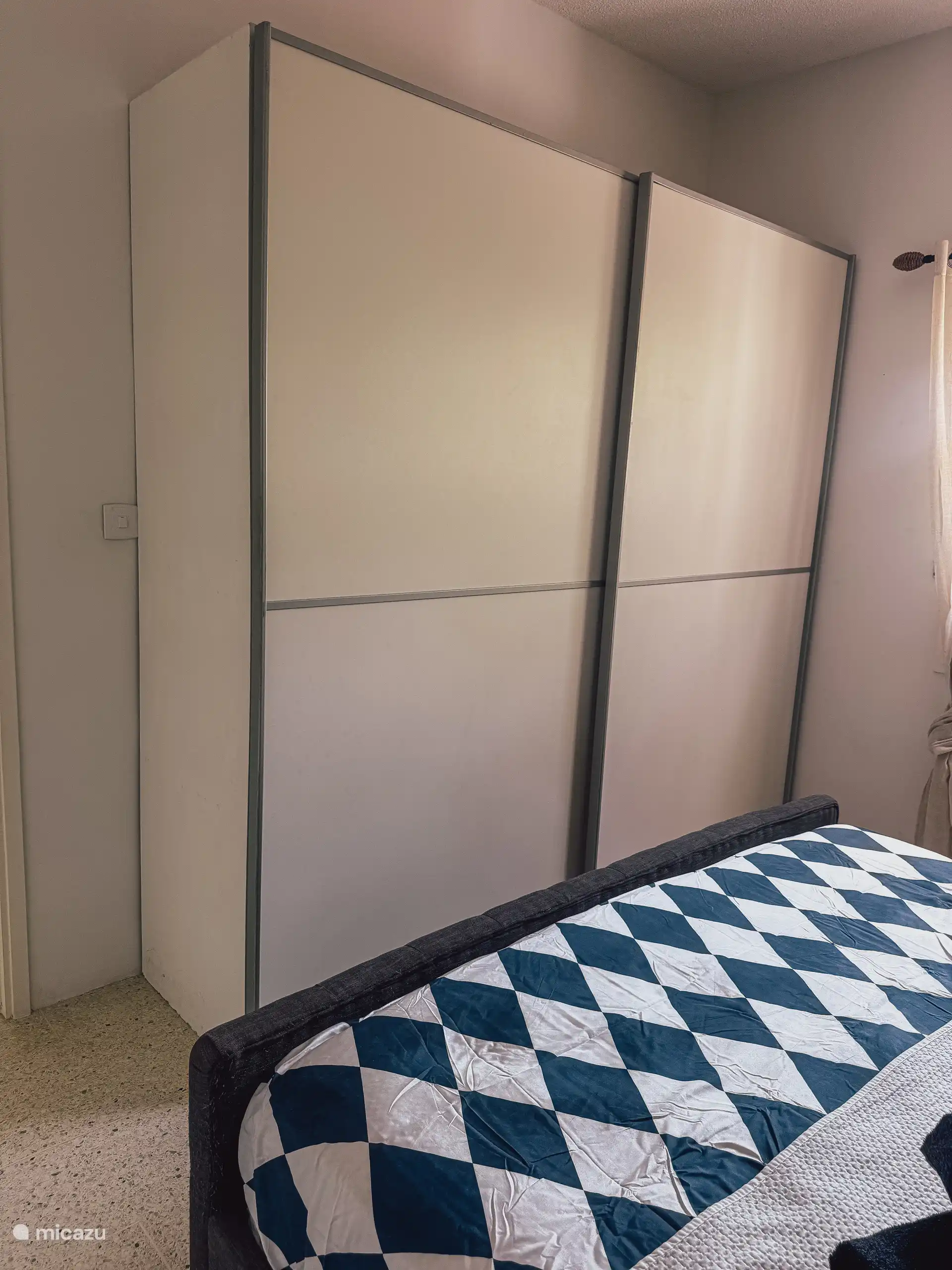 Schlafzimmer 1 mit Kleiderschrank