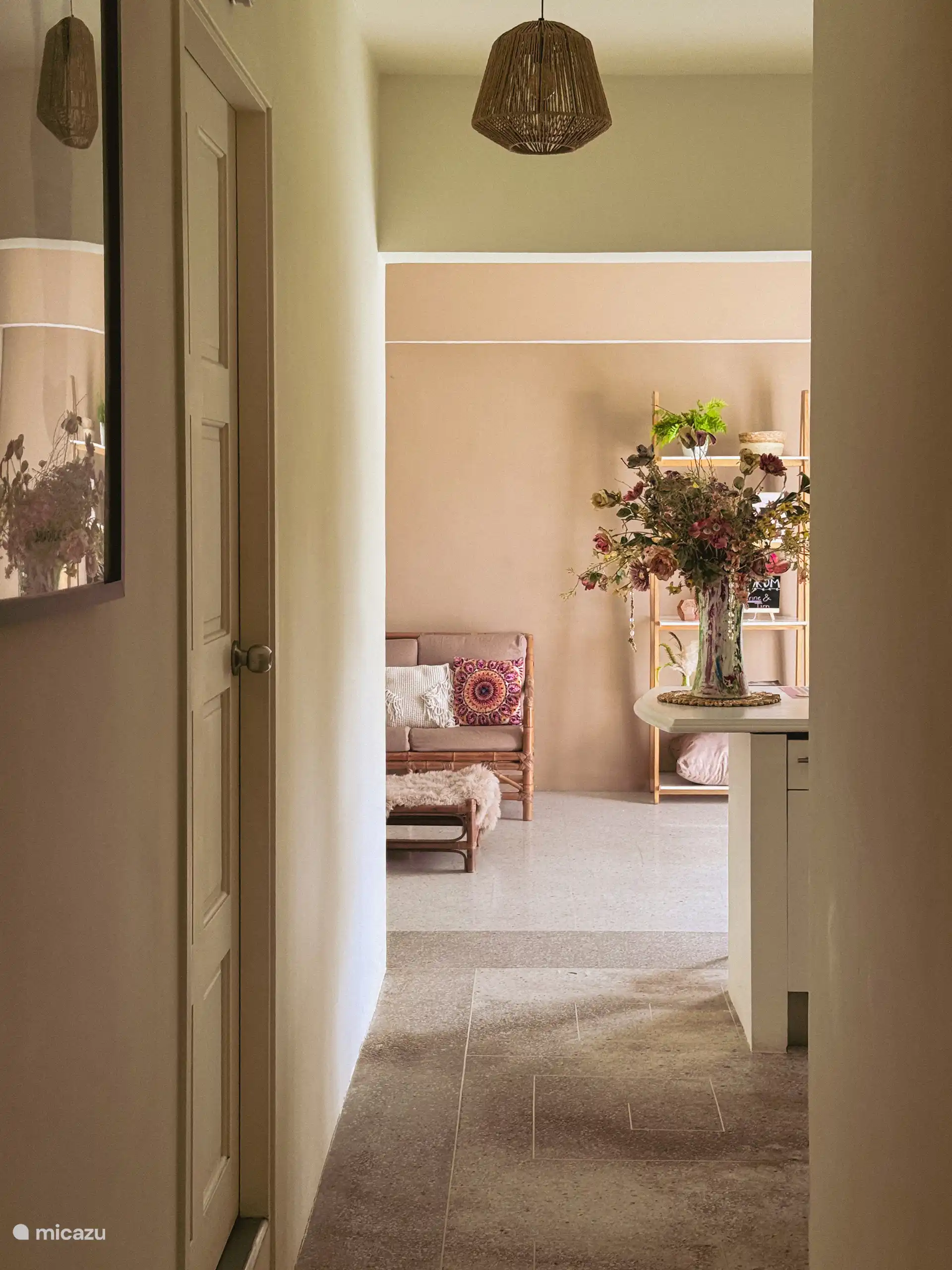 Wohnzimmer / Küche vom Flur aus