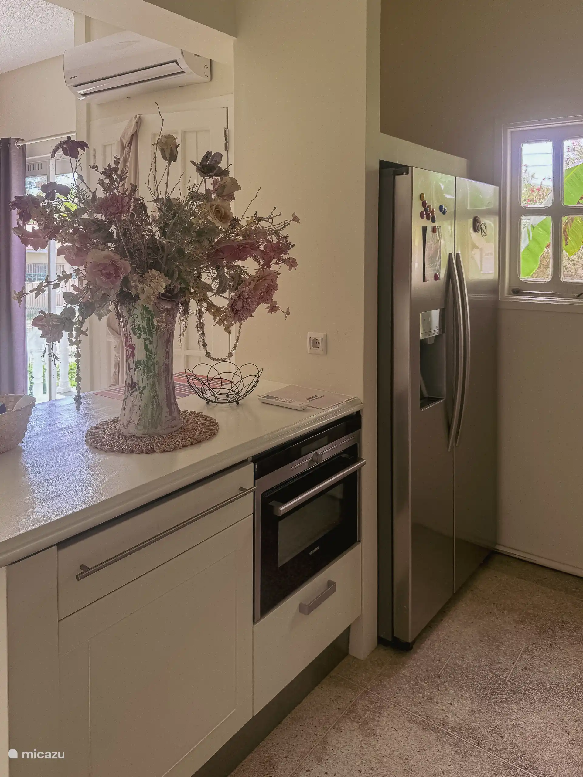 Küche mit amerikanischem Kühlschrank