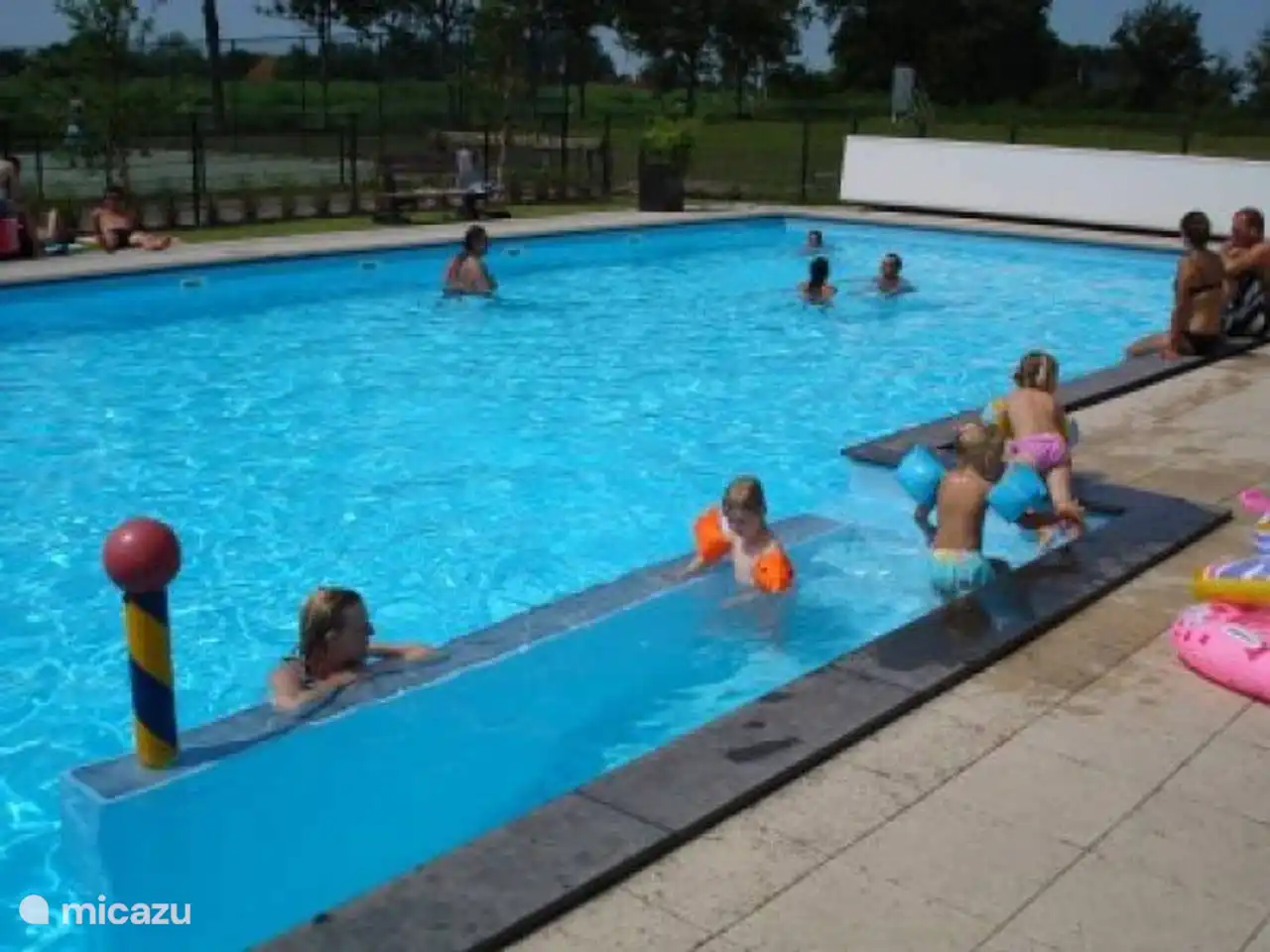 Verwarmd buitenzwembad, alleen in seizoen open