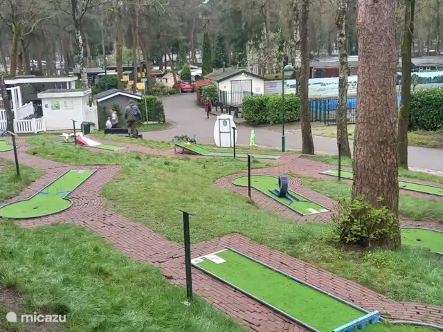 Sereno en Países Bajos, Güeldres, Hoenderloo - chalet Campo de minigolf