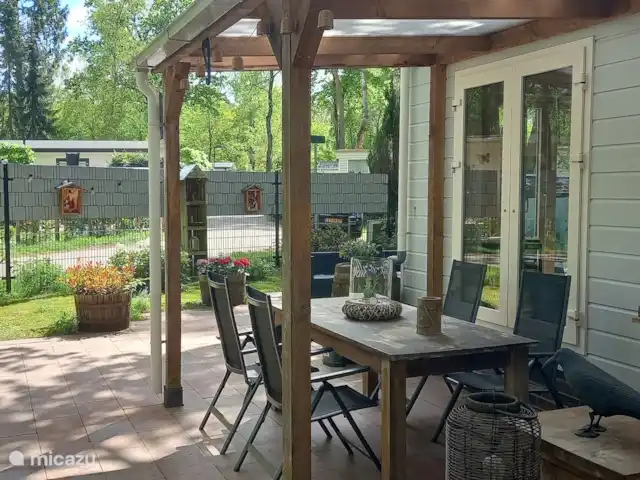 Sereno en Países Bajos, Güeldres, Hoenderloo - chalet Mesa de comedor bajo el dosel donde puedes sentarte incluso con mal tiempo