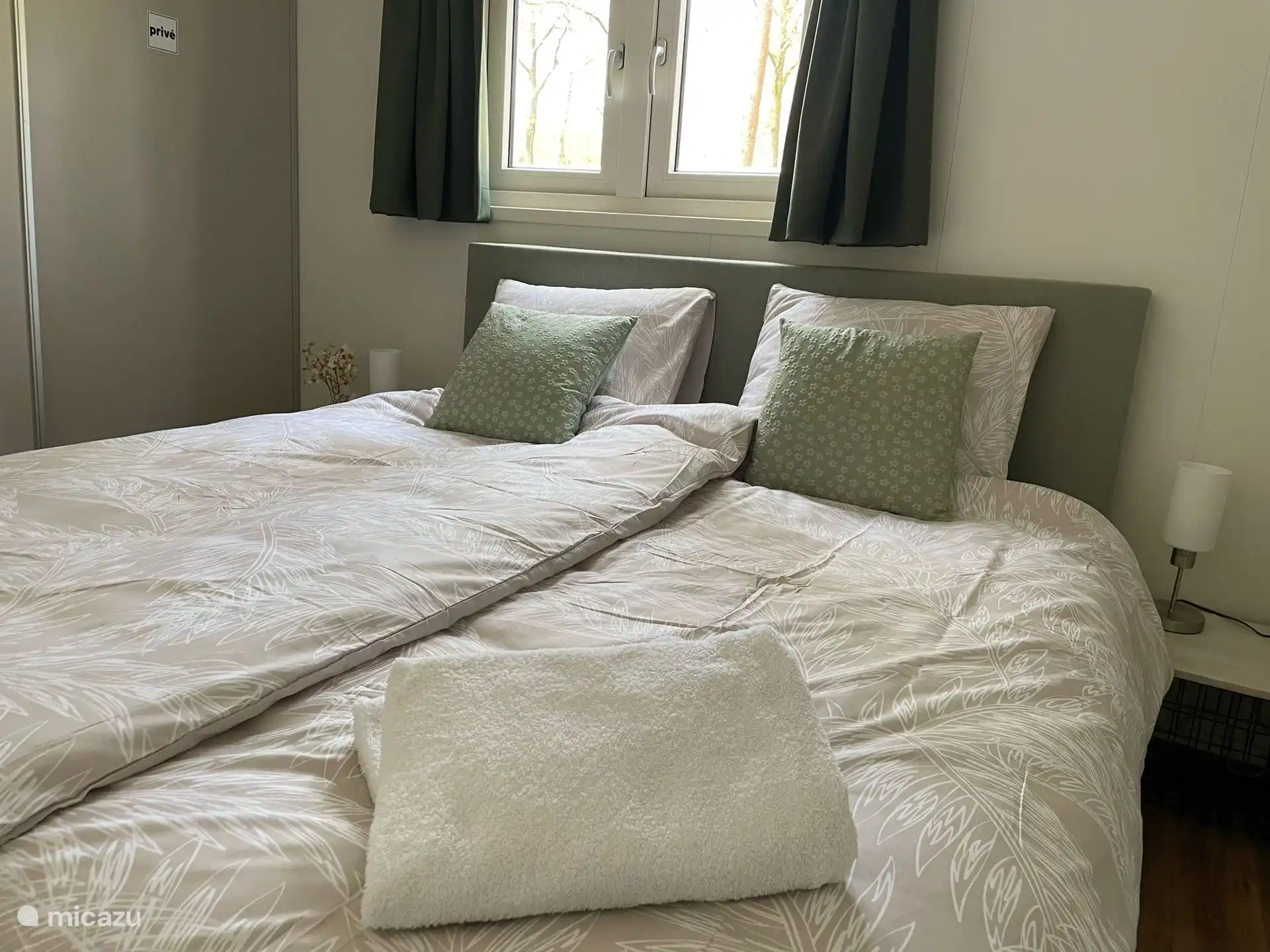 Queensizebox spring met verduisterende gordijnen