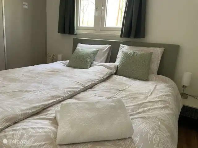 Sereno en Países Bajos, Güeldres, Hoenderloo - chalet Somier Queensize con cortinas opacas