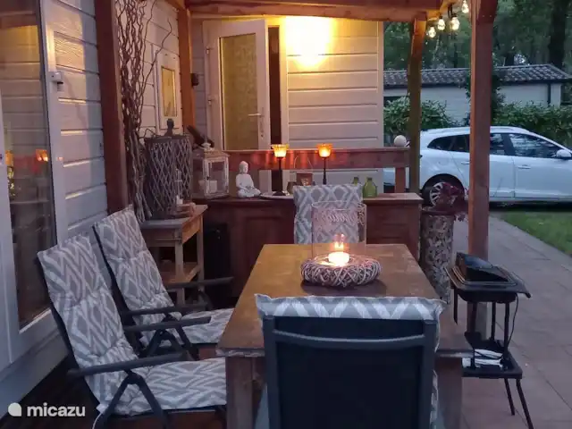 Sereno en Países Bajos, Güeldres, Hoenderloo - chalet Mesa de comedor al aire libre por la noche con vistas al aparcamiento privado