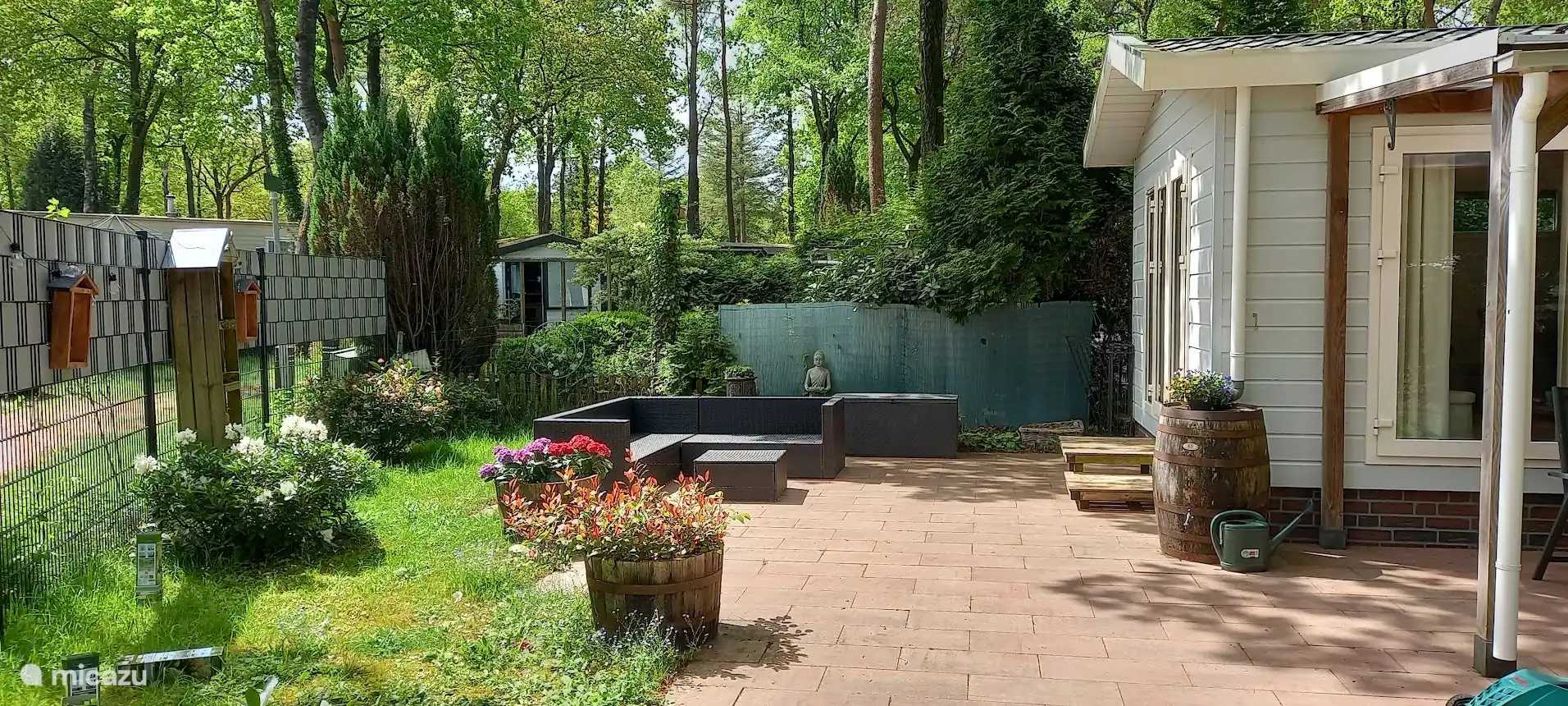 Loungebank in ruime tuin