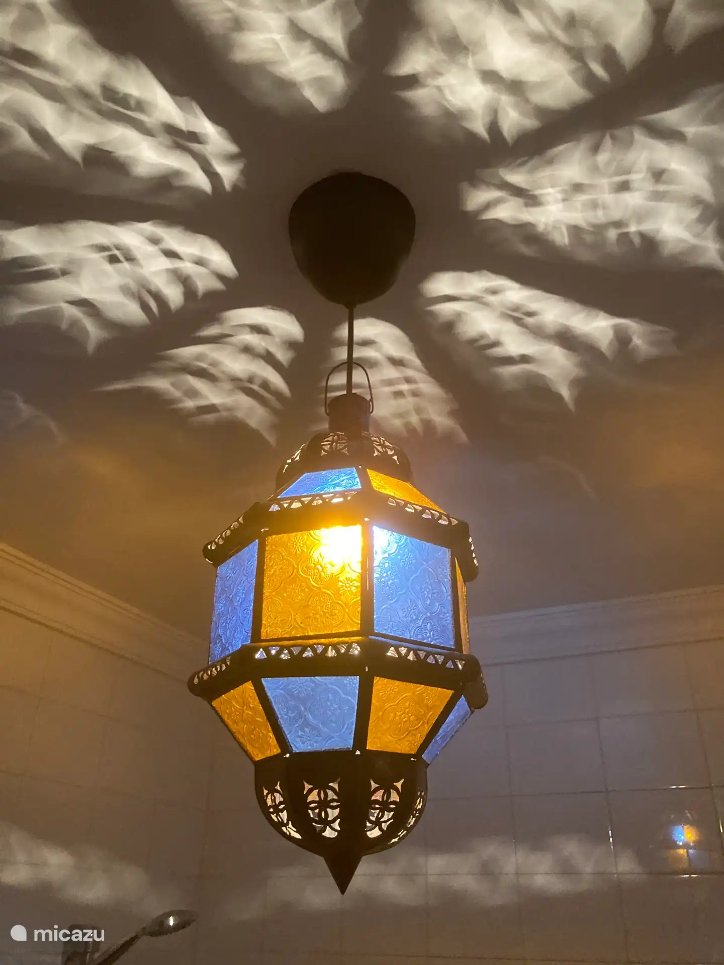 Las lámparas marroquíes aumentan el ambiente.