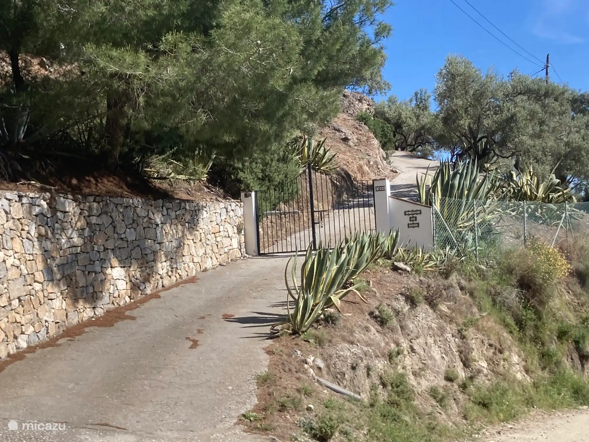 La parcela se puede cerrar con un portón eléctrico.