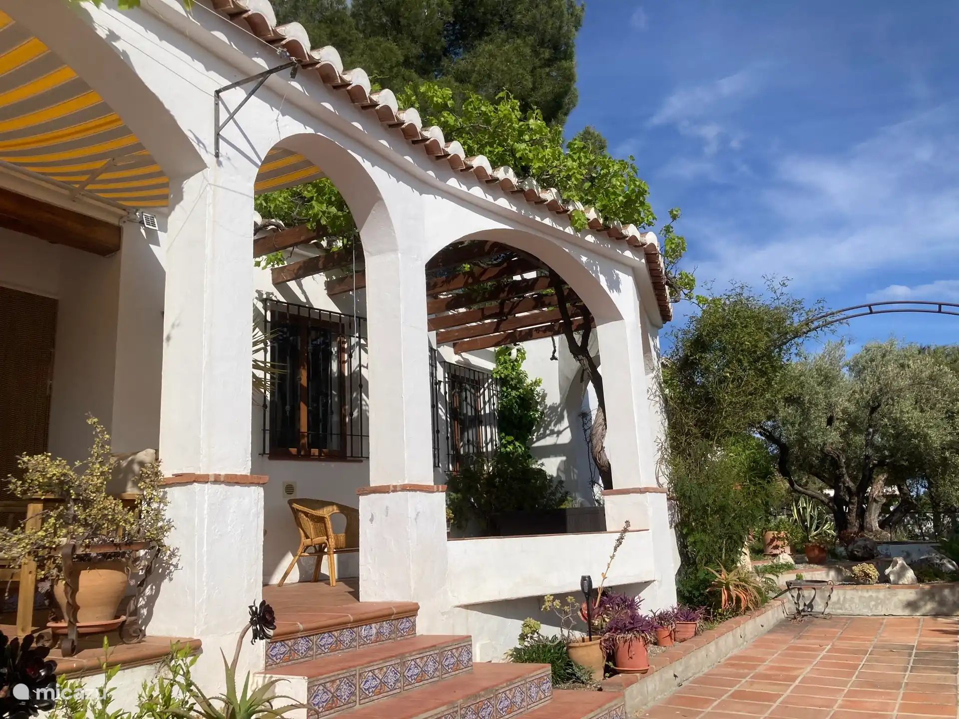 La terraza parcialmente cubierta