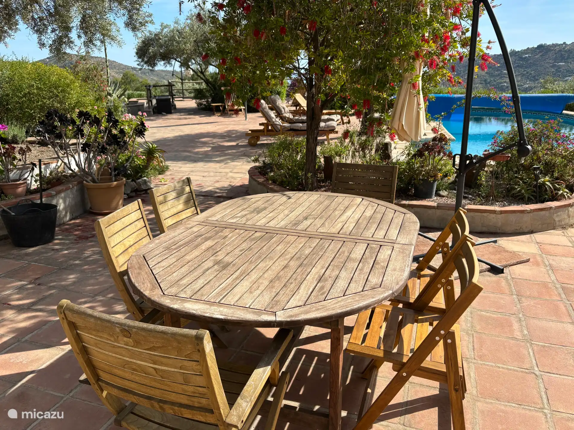 Extendable table with space for 8 people