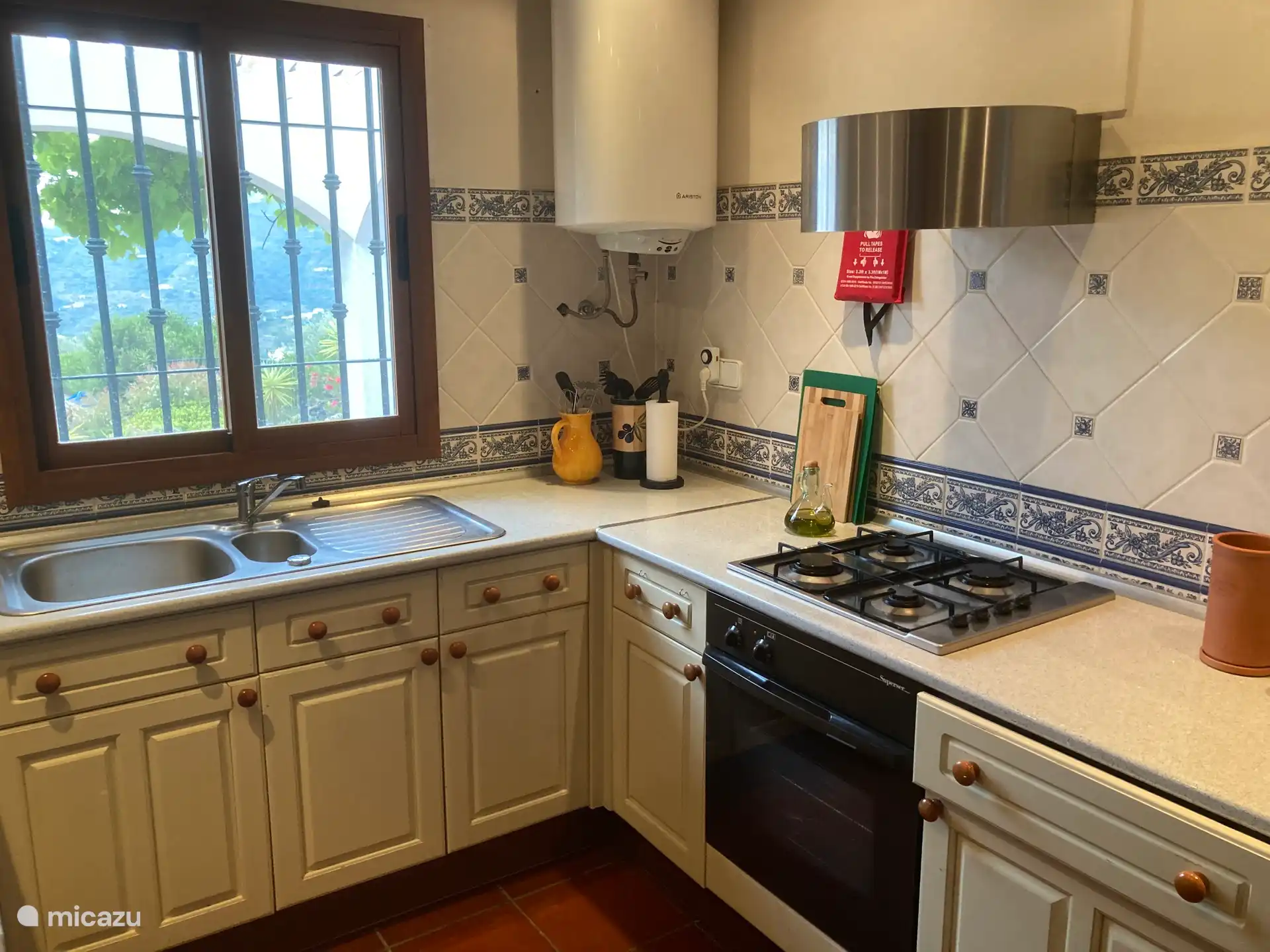 Cocina con estufa y horno