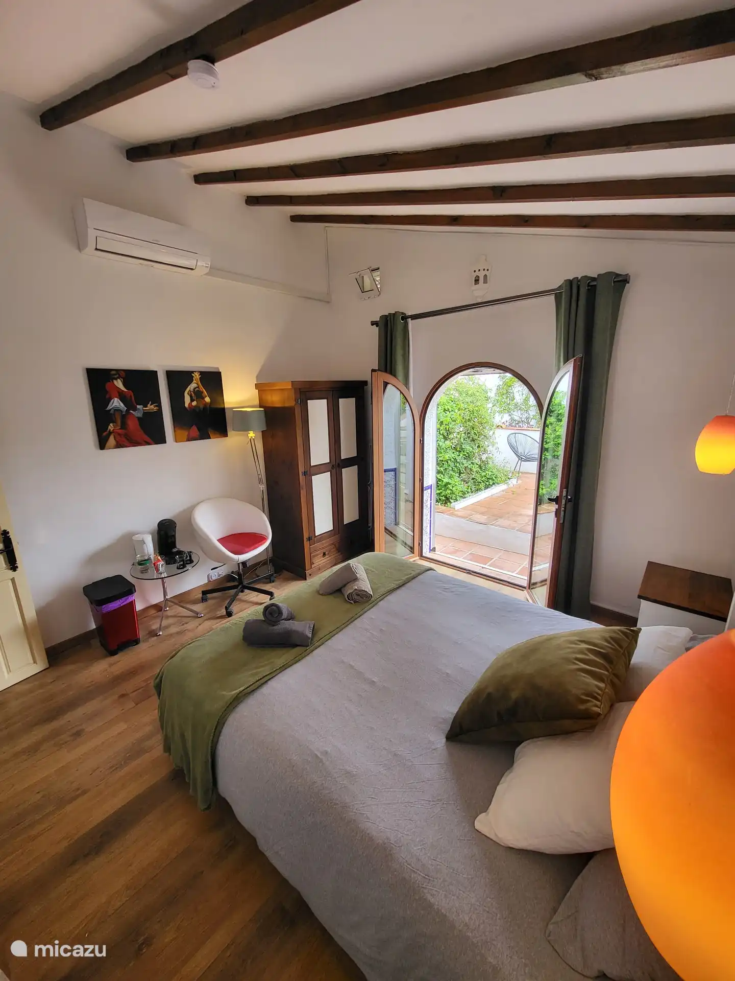 Chambre calme avec terrasse privée.