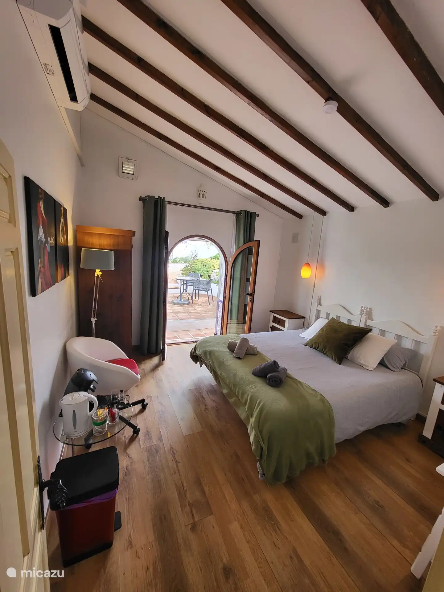 Chambre Lucero avec machine à café et à thé.