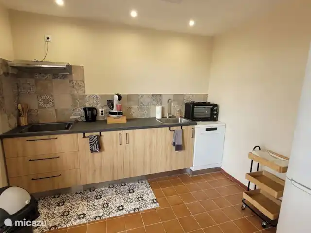 Finca Rustica  en España, Valencia, Jijona - finca Cocina con lavavajillas, cafetera, hervidor de agua, horno pequeño, nevera con congelador, vitrocerámica