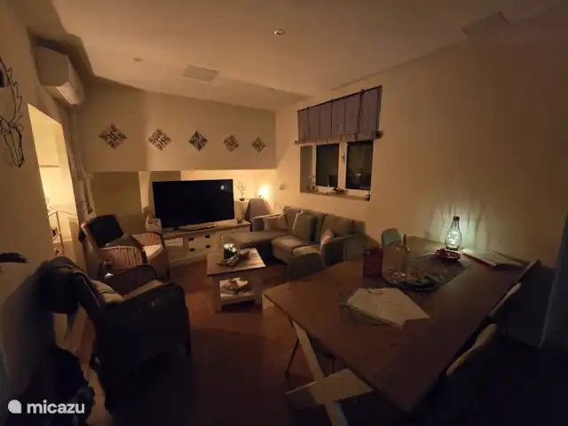 Finca Rustica  en España, Valencia, Jijona - finca Salón-comedor con mesa de comedor y 6 sillas, 2 sillas y un pequeño sofá. Mesa y TV