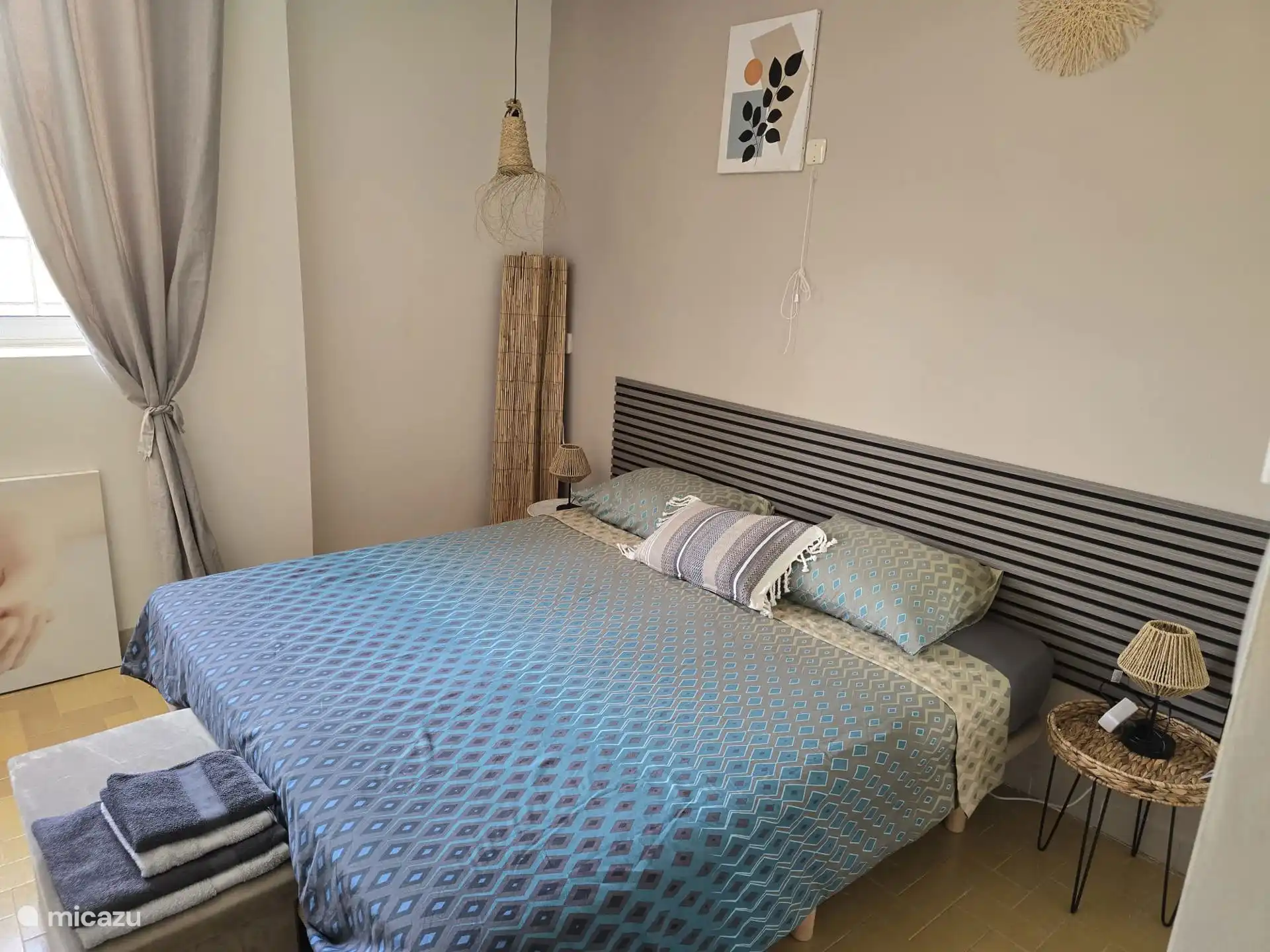 Großes 180/200 Schlafzimmer für 2 Personen im Obergeschoss mit eigenem Waschbecken