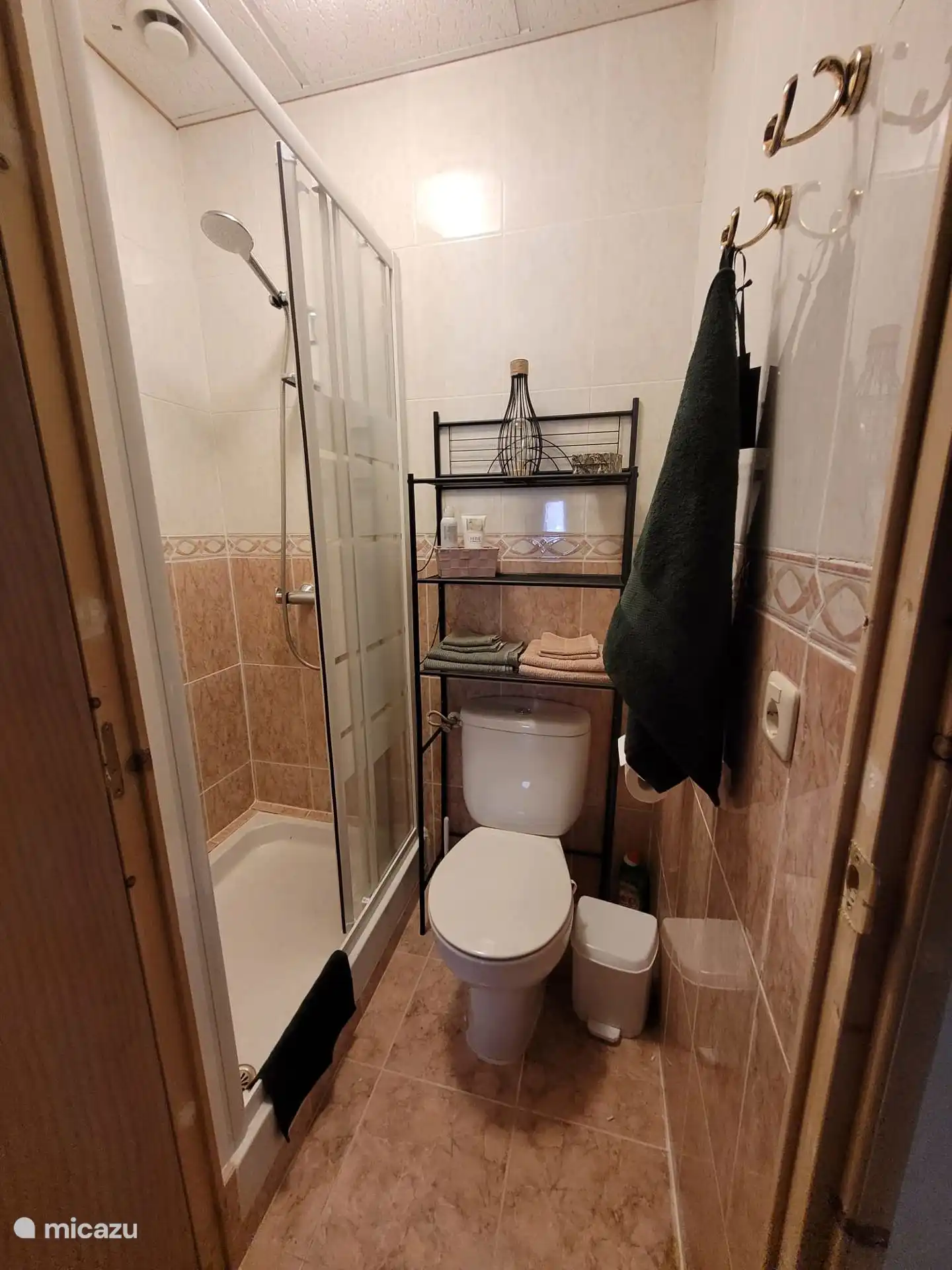 Badezimmer im Obergeschoss mit Dusche und WC 