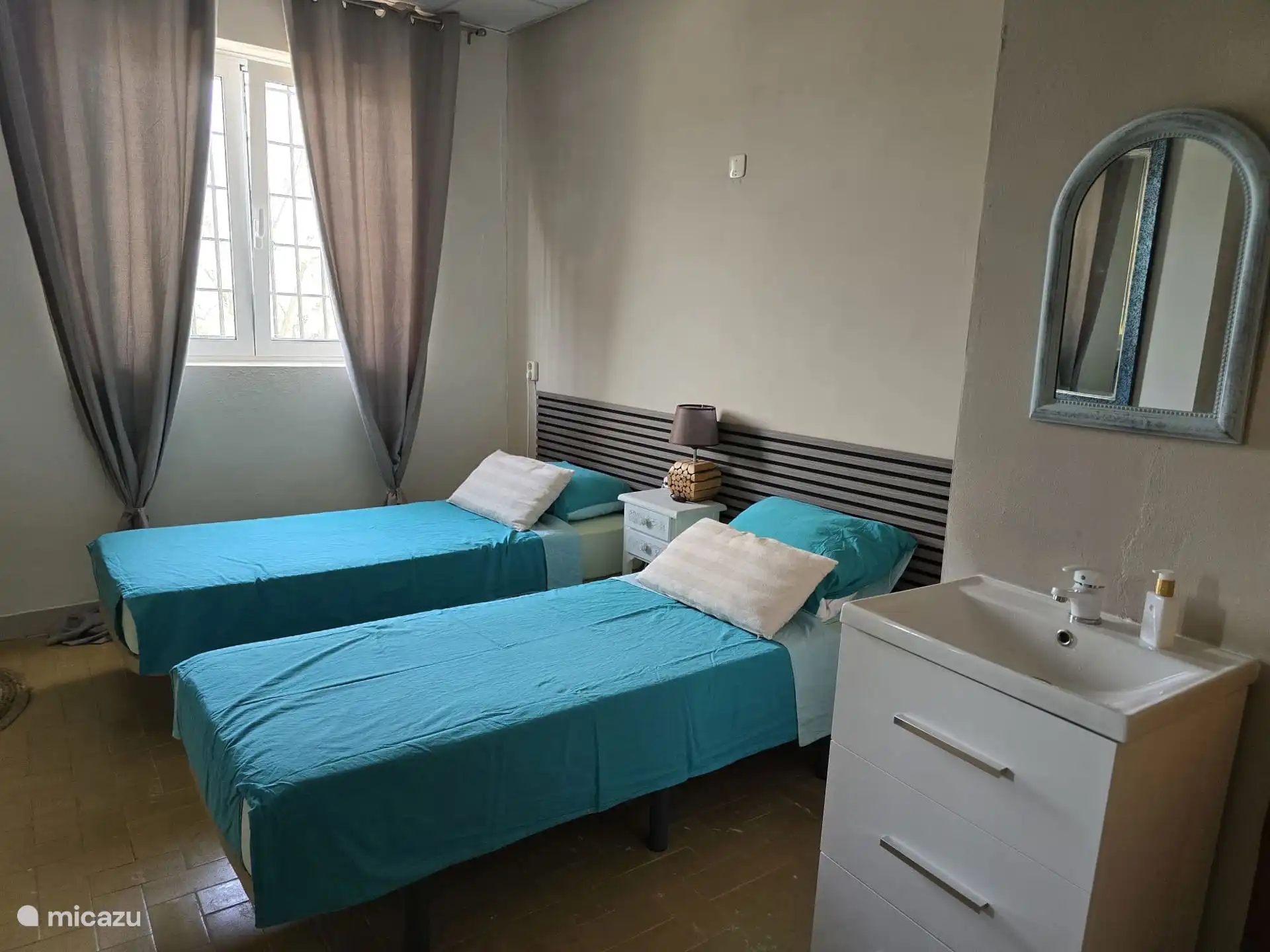 2-Personen-Schlafzimmer mit 2 Einzelbetten und eigenem Waschbecken 