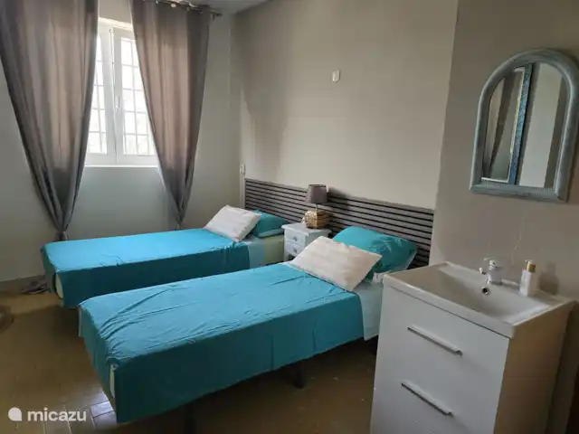 Finca Rustica  en España, Valencia, Jijona - finca Dormitorio para 2 personas con 2 camas individuales y lavabo privado