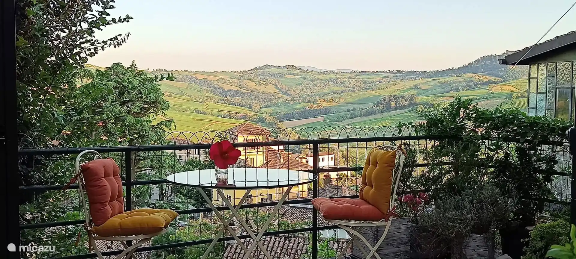 TERRASSE IM INNENHOF MIT AUSBLICK AUF DIE WEINBERGE
