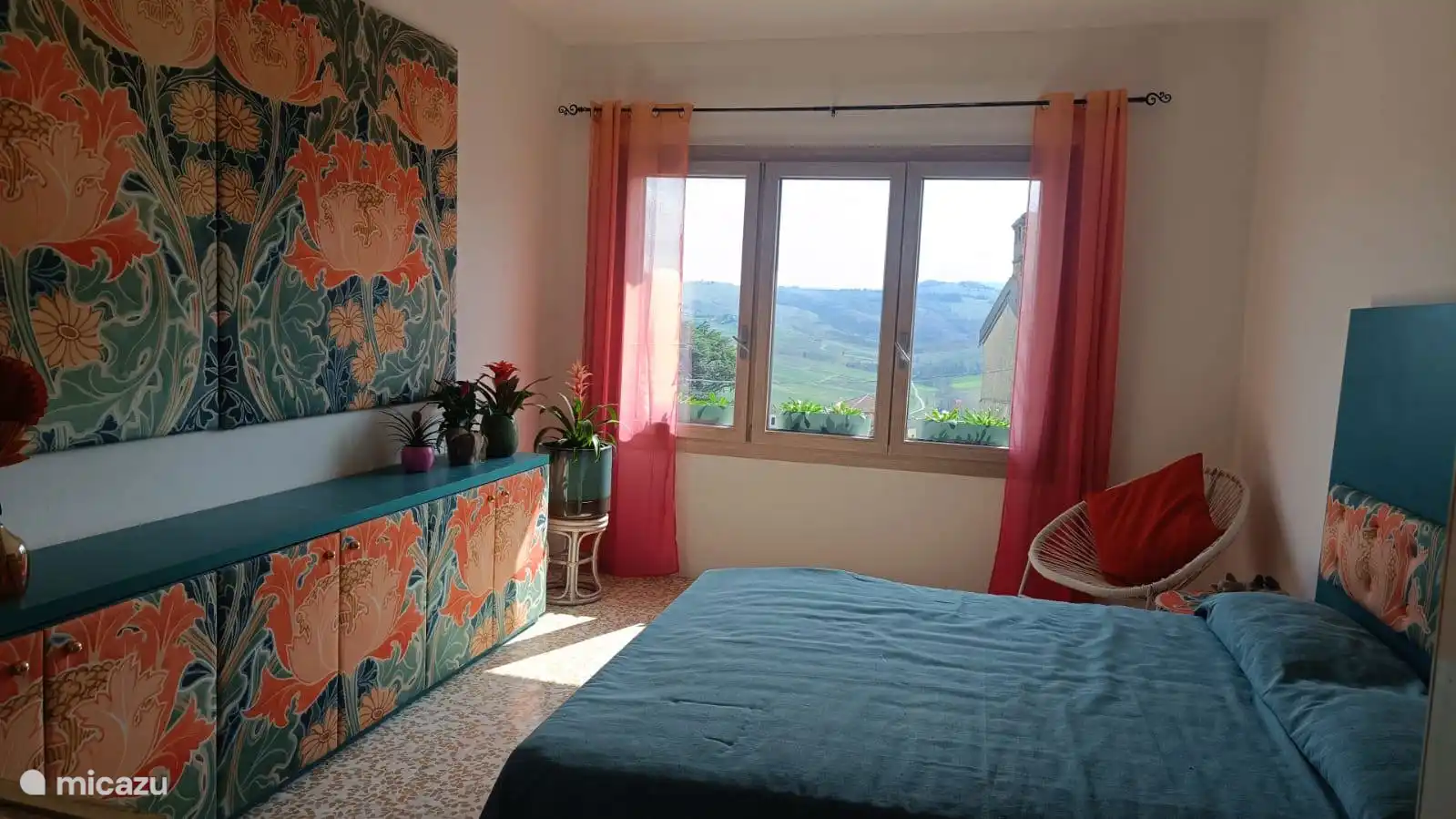 SCHLAFZIMMER MIT EHEBETT