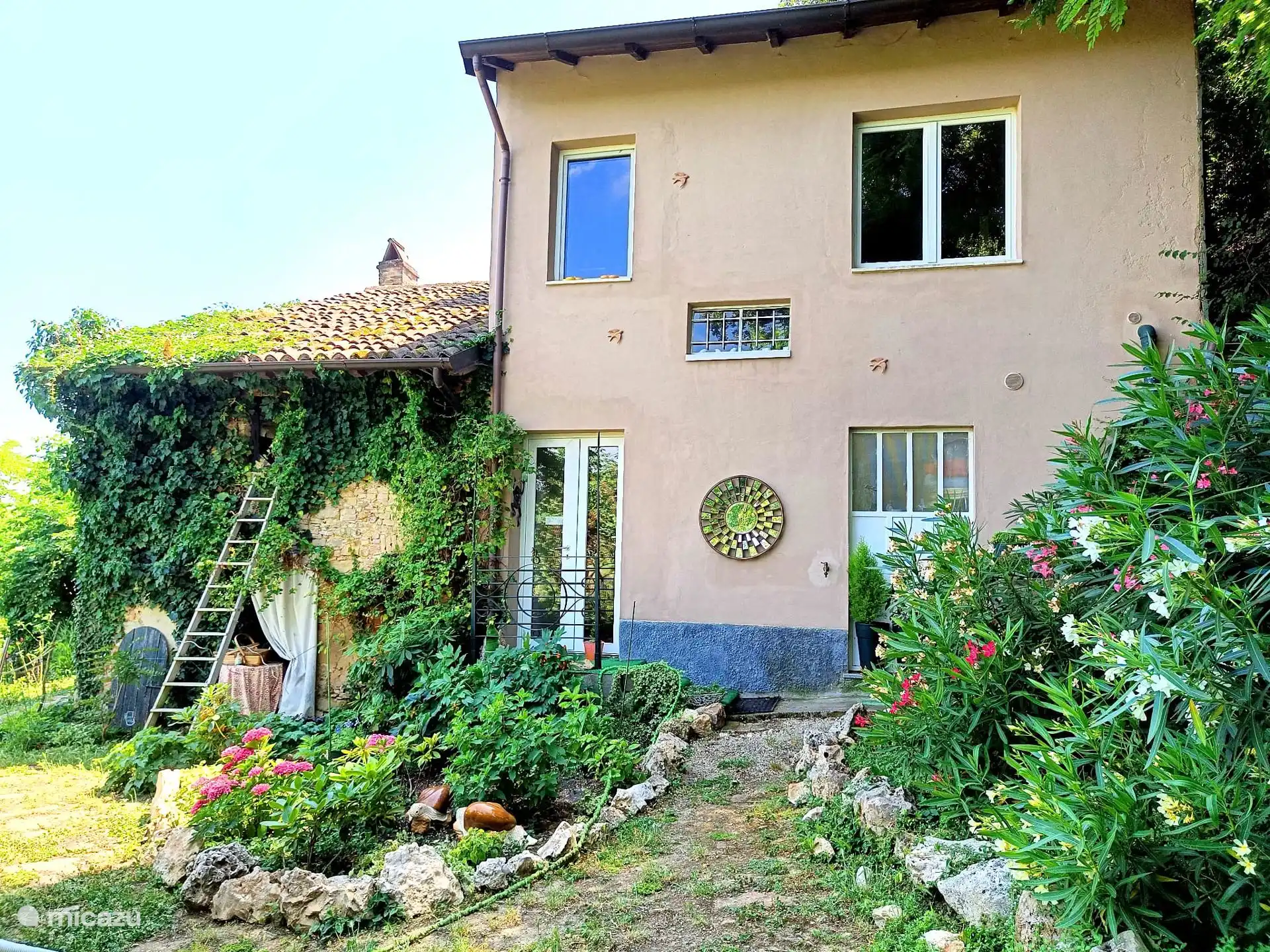 ANBLICK VOM GARTEN,RUECKSEITE.