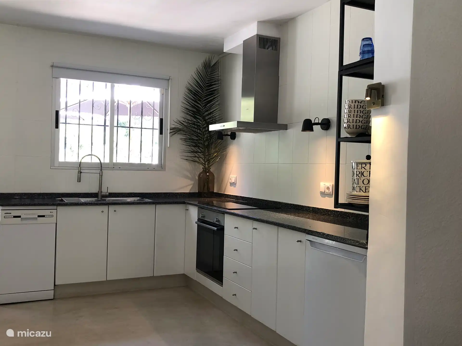 Geräumige und moderne Küche