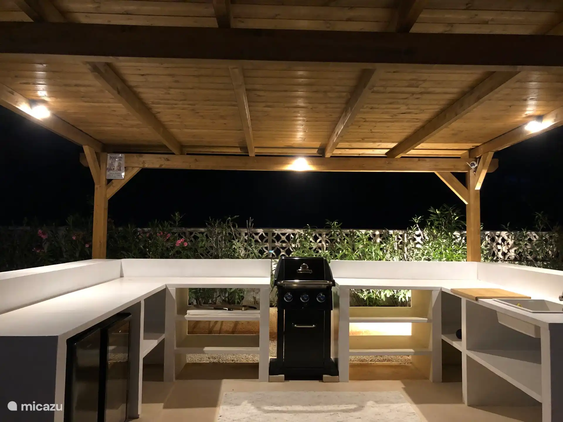 Außenküche und Bar für die gemütlichen Abende.