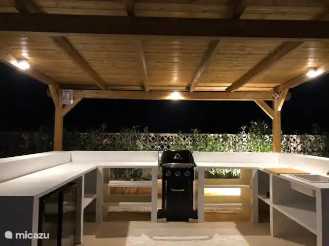 Casa Augusta en el Montgó Jávea en España, Costa Blanca, Dénia - villa Cocina al aire libre y bar para las noches acogedoras.