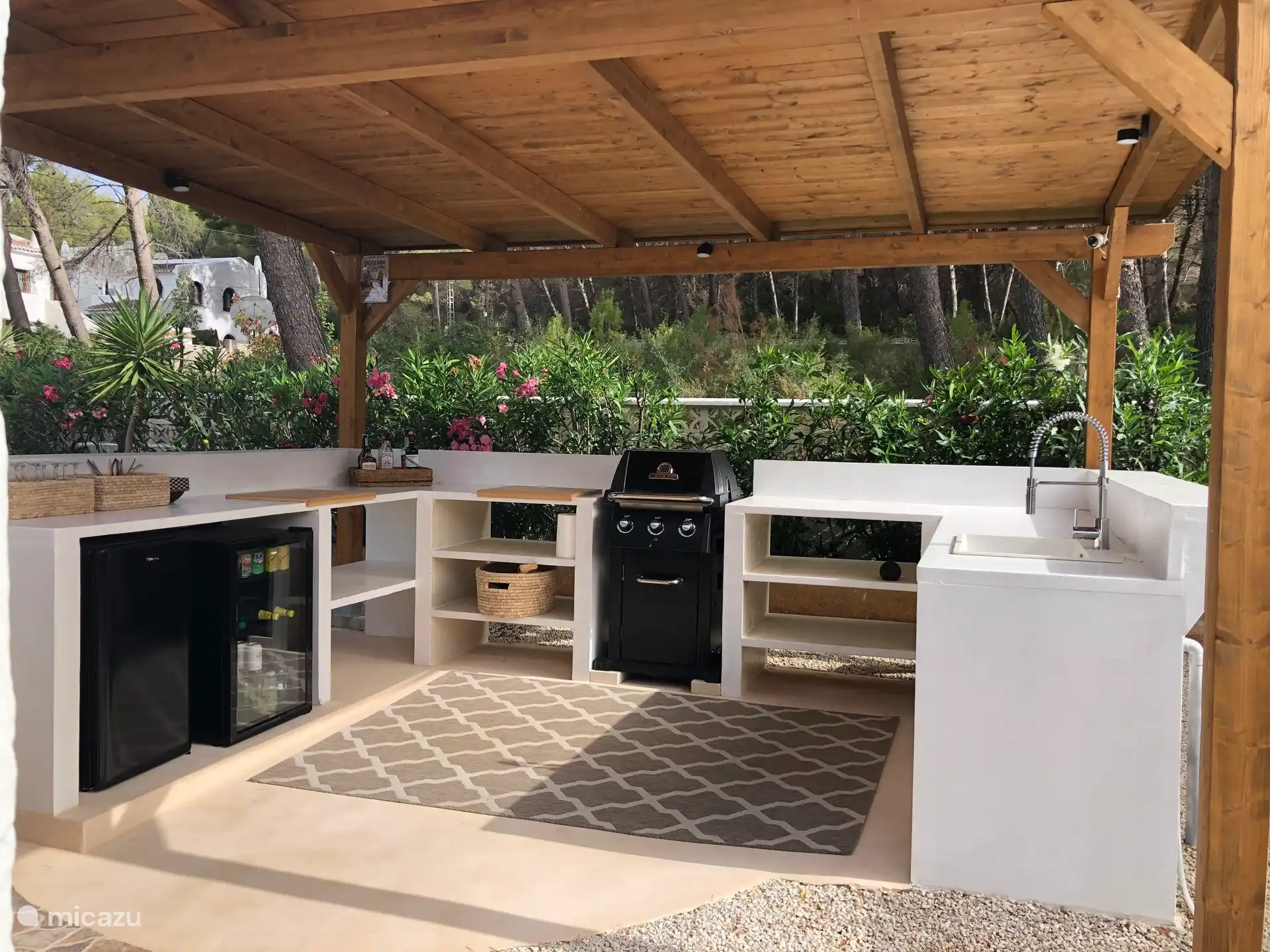 Außenküche mit Grill und Kühlschrank für Speisen und Getränke