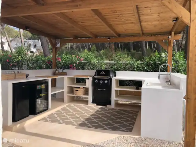Casa Augusta en el Montgó Jávea en España, Costa Blanca, Dénia - villa Cocina al aire libre con barbacoa y neveras para alimentos y bebidas