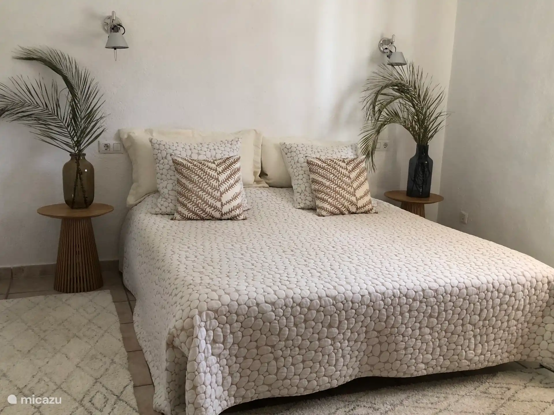 Hauptschlafzimmer 180x200 Bett, Kleiderschrank und Kleiderschrank