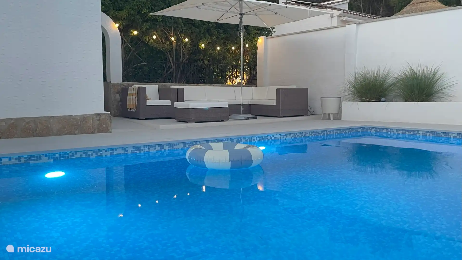 Lounge neben dem Pool