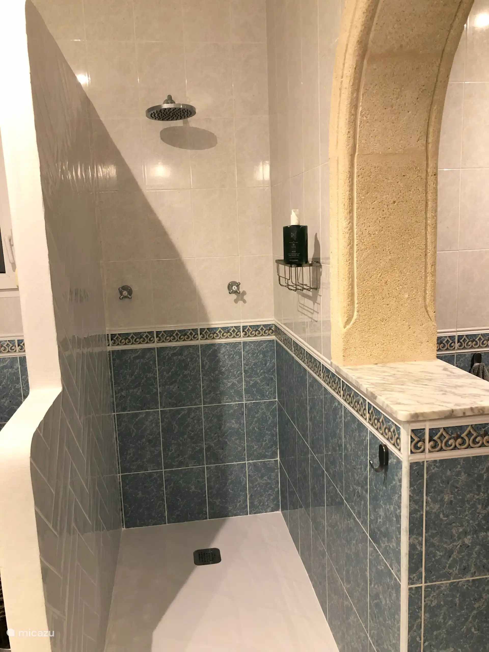 Dusche im Badezimmer