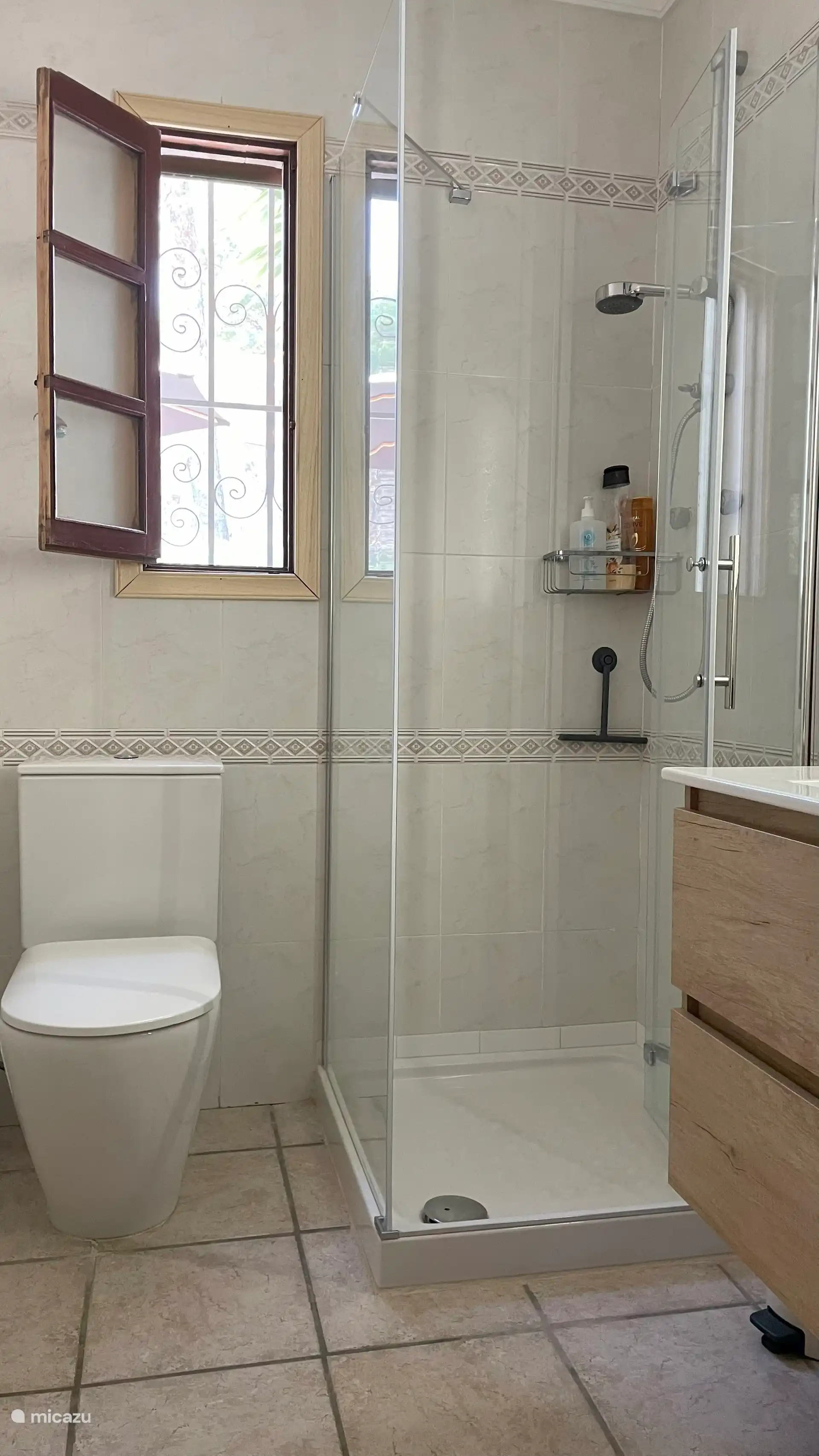 Badezimmer 2, WC, Dusche und Waschbecken