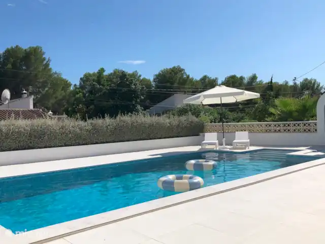 Casa Augusta en el Montgó Jávea en España, Costa Blanca, Dénia - villa Piscina, tumbonas y sombrilla