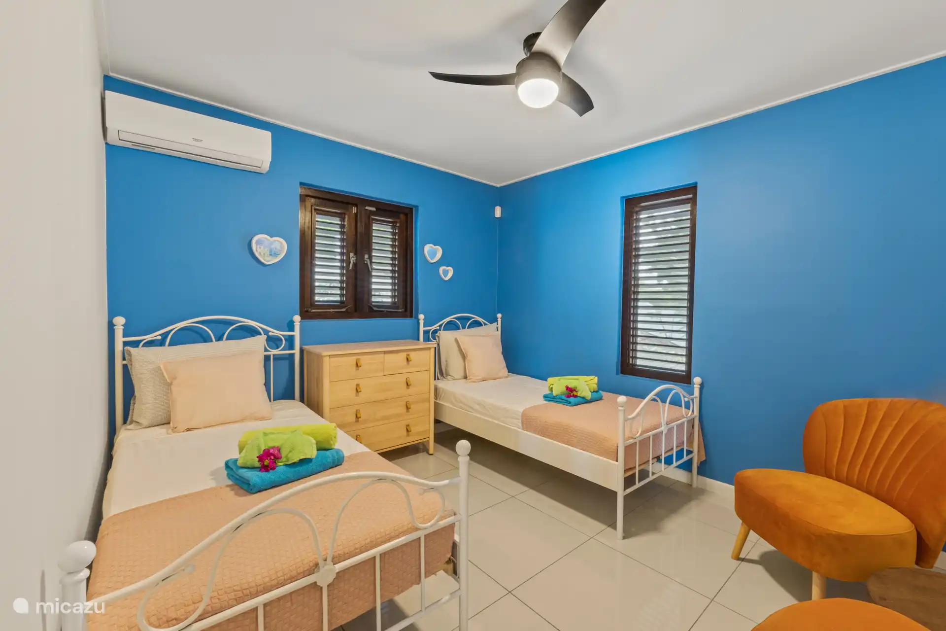 Dos camas, una acogedora sala de estar: relájate o duerme