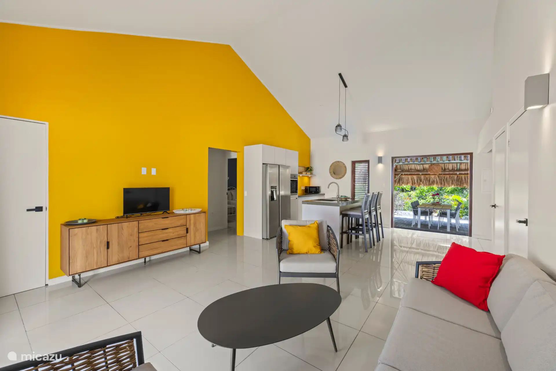 Entrada de sol gracias a la alegre pared amarilla: es hora de relajarse