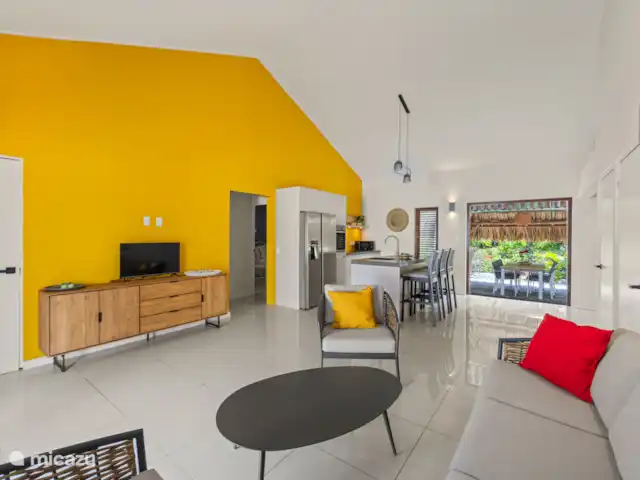 Villa Troupial | Curaçao, Banda Ariba (est), Jan Thiel - maison de vacances Le soleil fait son entrée grâce au mur jaune joyeux – c’est l’heure du mode détente