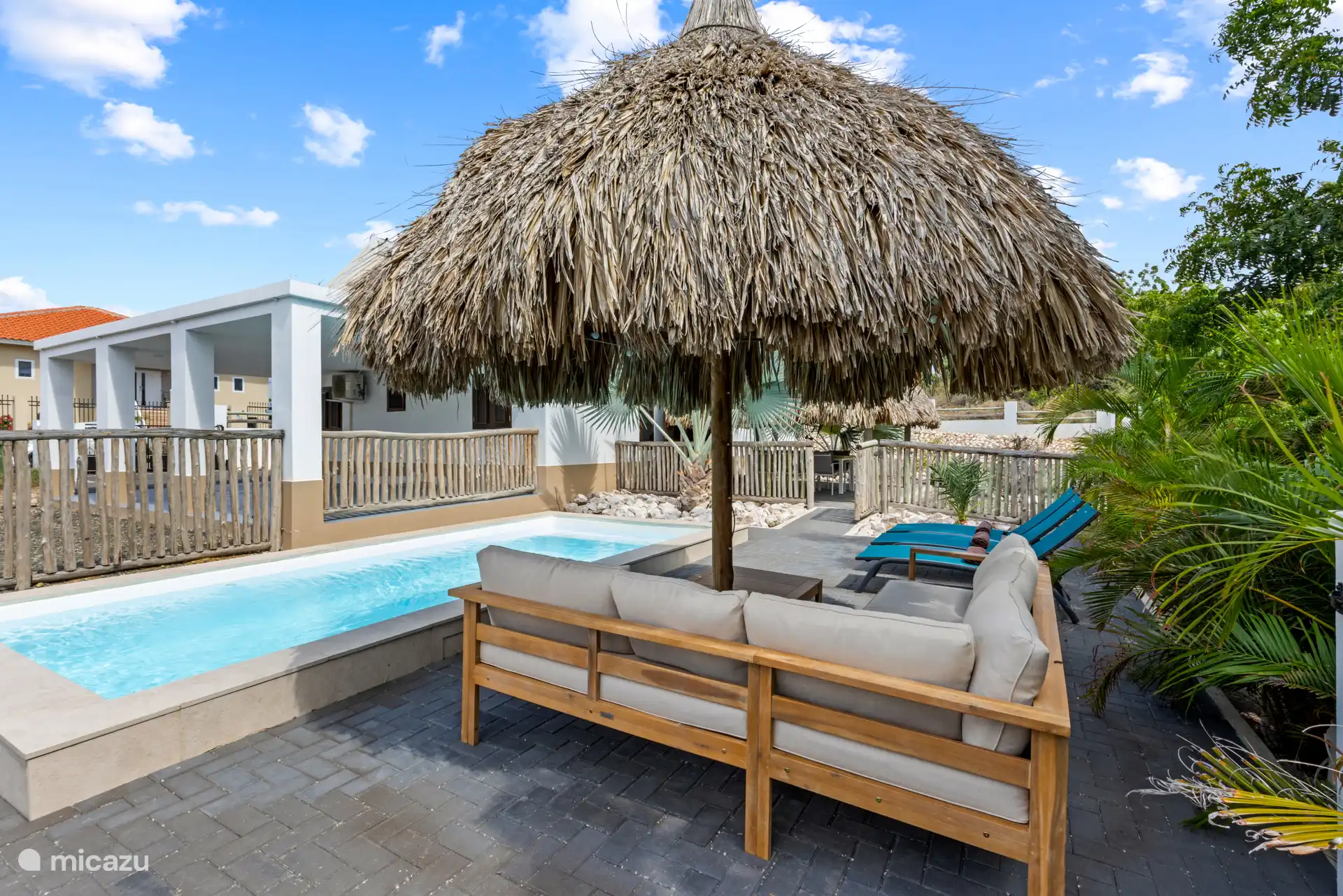 Retírese a una tumbona después de un refrescante chapuzón: la máxima relajación junto a su propia piscina