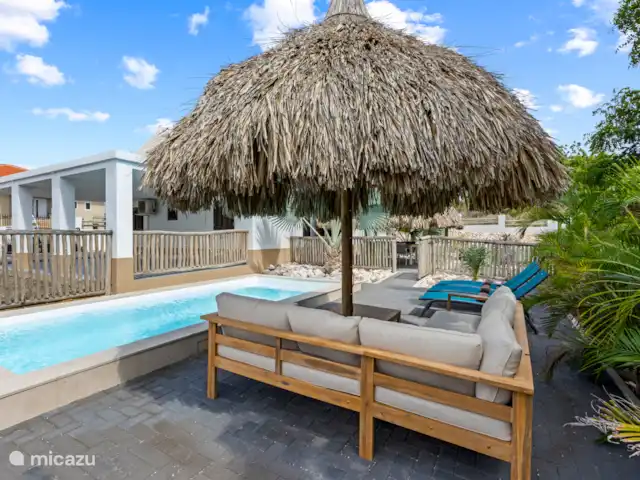 Villa Troupial | Curaçao, Banda Ariba (est), Jan Thiel - maison de vacances Retirez-vous sur une chaise longue après un plongeon rafraîchissant - détente ultime au bord de votre propre piscine