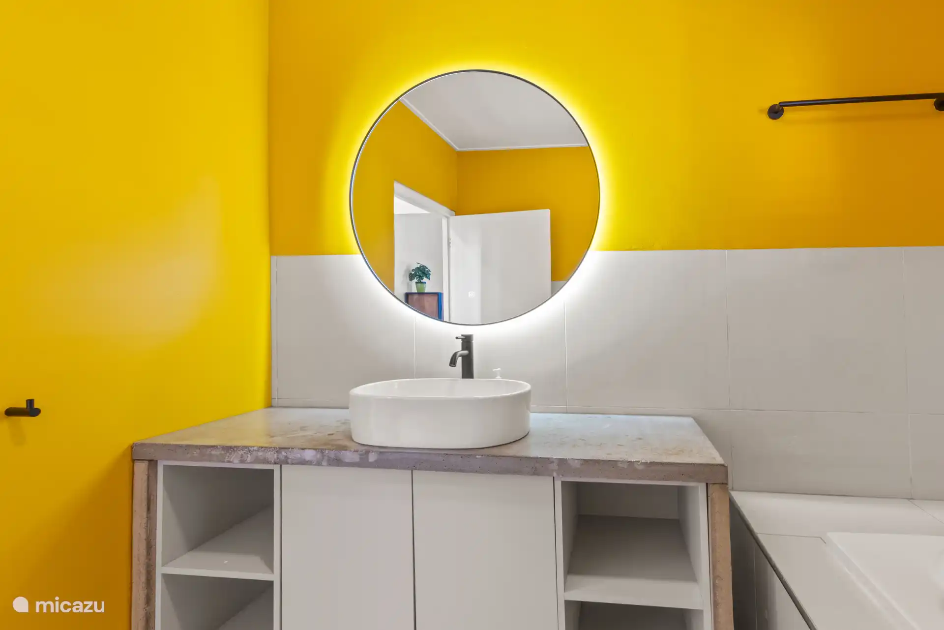 Fresco y veraniego: relájese con estilo en su propio baño.