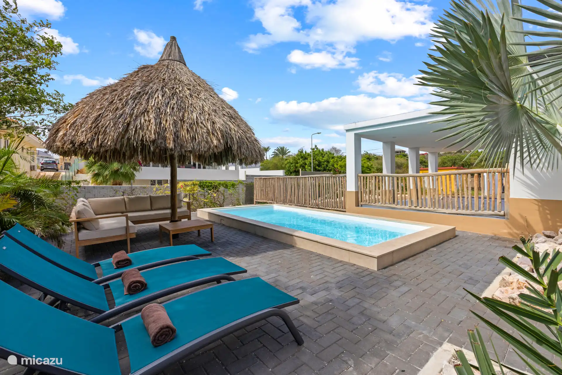 Sensación de vacaciones en una sola imagen: piscina + hamacas = modo de relajación