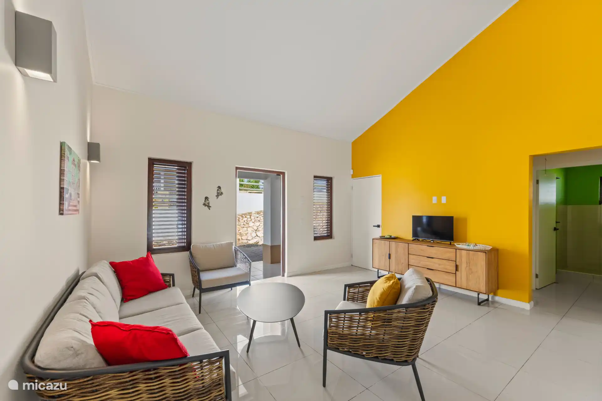 Sala de estar con estilo: amarillo brillante, cómoda y perfecta para relajarse