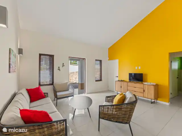 Villa Troupial | Curaçao, Banda Ariba (est), Jan Thiel - maison de vacances Salon avec du flair : jaune vif, confortable et parfait pour se détendre