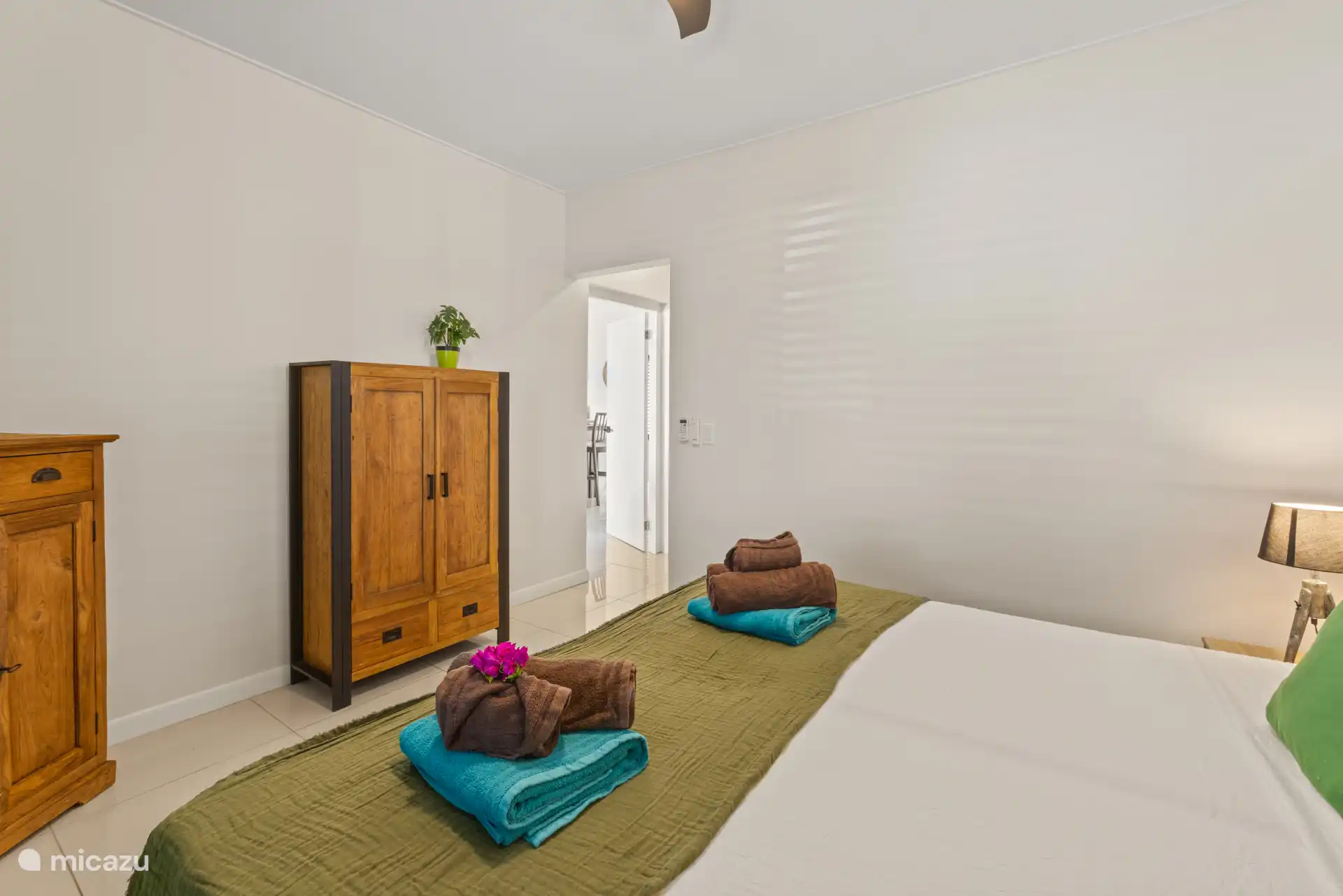 Sueña en esta espaciosa cama e inmediatamente siéntete como si estuvieras de vacaciones